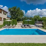 Vernier With Private Pool And Jacuzzi