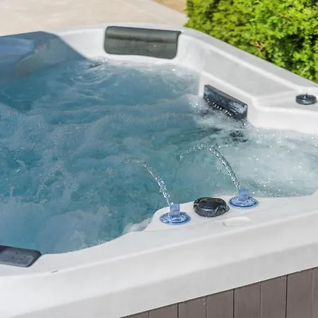 Willa Vernier With Private Pool And Jacuzzi
