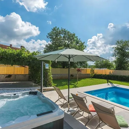 Willa Vernier With Private Pool And Jacuzzi