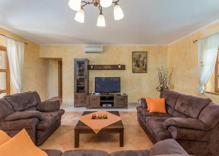 Vila Vernier With Private Pool And Jacuzzi Kringa